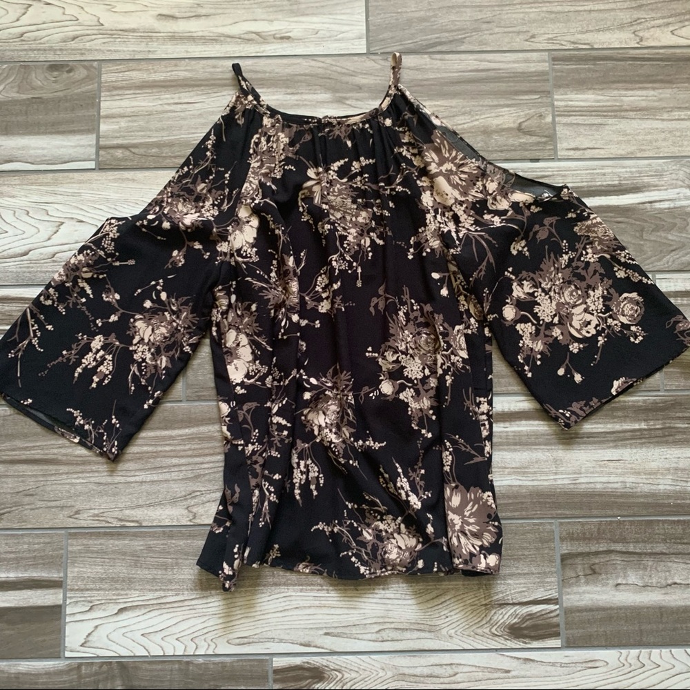 VeronicaM size Small cold shoulder top